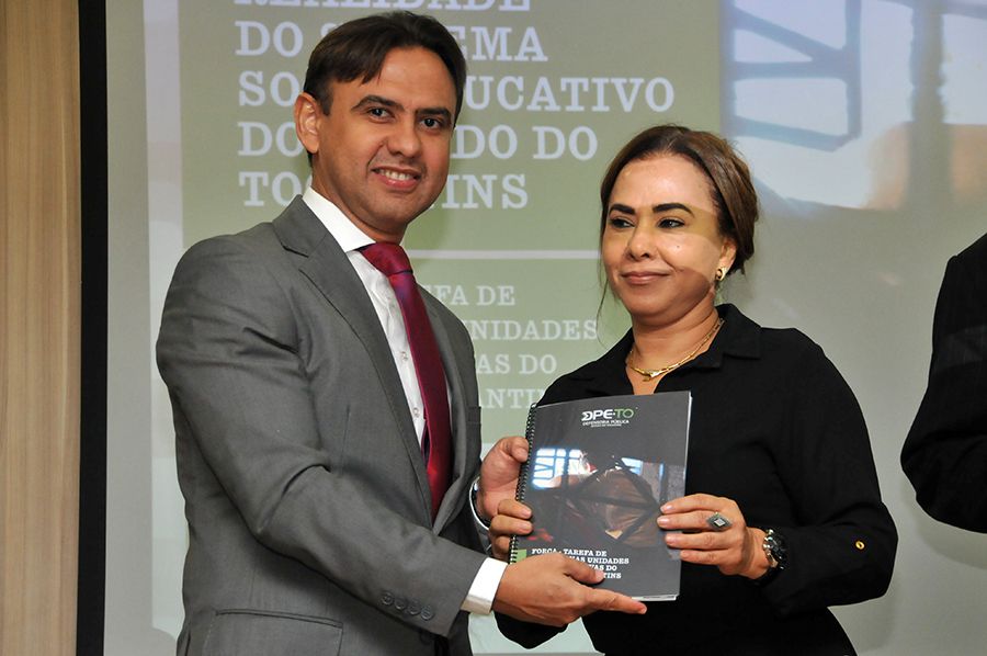 Defensor público geral, Marlon Amorim e a promotora de justiça Zenaide Aparecida da Silva