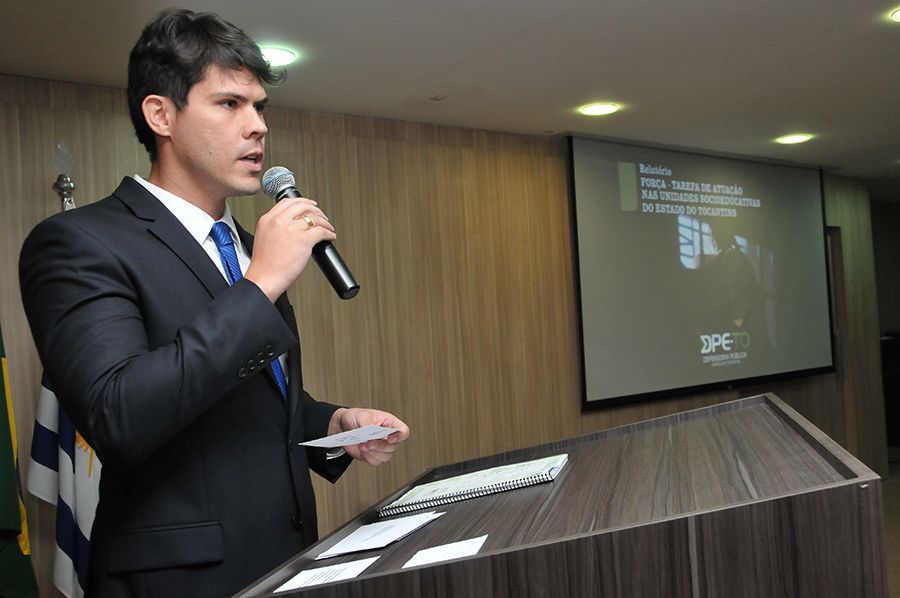 Defensor público Elson Stecca e coordenador do Nudeca durante pronunciamento