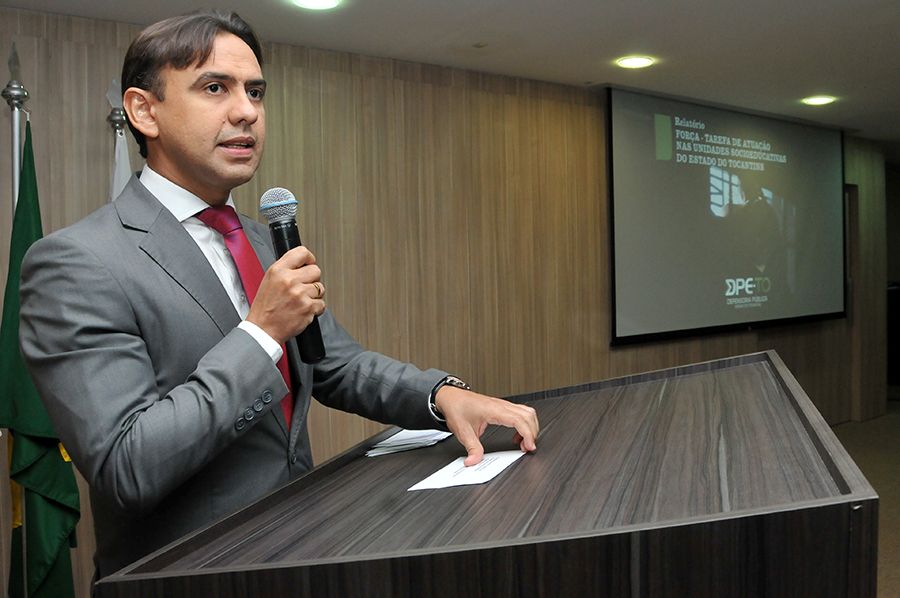 Defensor público geral, Marlon Amorim durante pronunciamento