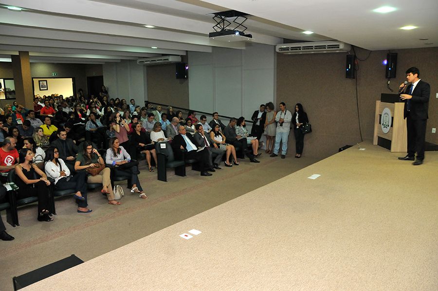Defensor público Elson Stecca e coordenador do Nudeca durante apresentação