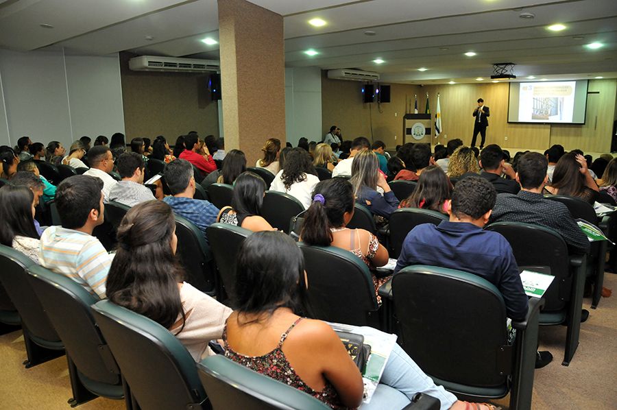 Defensor público Elson Stecca e coordenador do Nudeca durante apresentação
