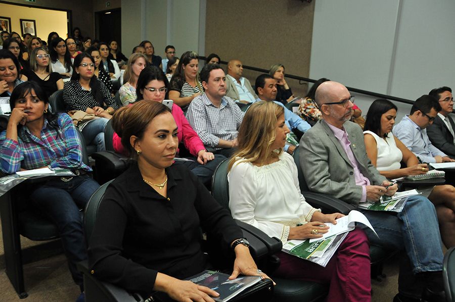 Autoridades, Servidores e Membros durante o seminário