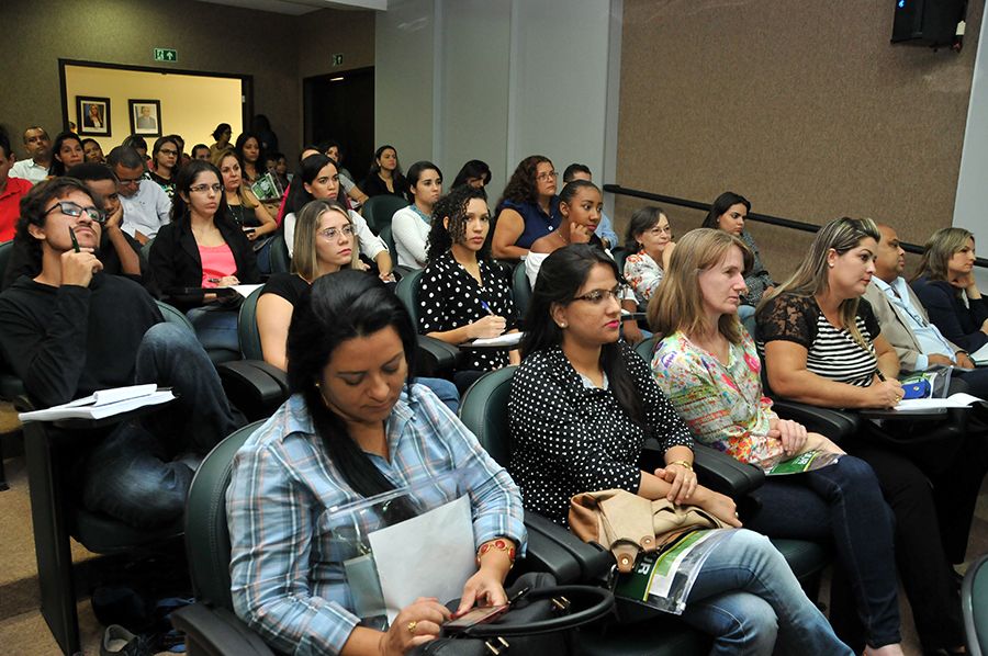 Autoridades, Servidores e Membros durante o seminário