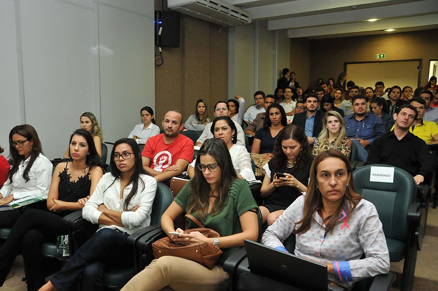 Autoridades, Servidores e Membros durante o seminário