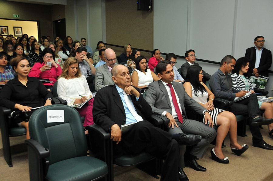 Autoridades, Servidores e Membros durante o seminário