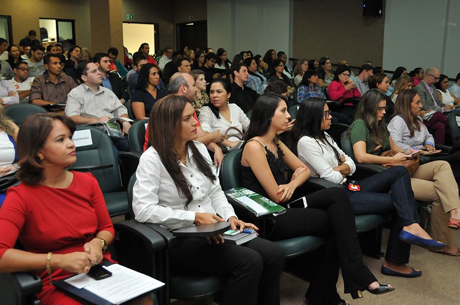 Autoridades, Servidores e Membros durante o seminário
