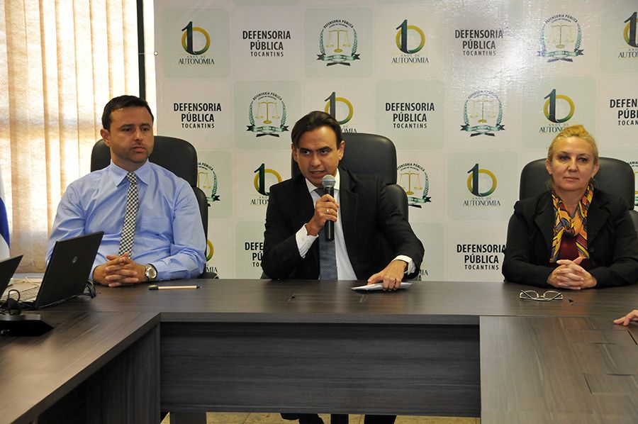 Pronunciamento do defensor público geral, Marlon Amorim (c) defensor público e coordenador do NUSA, Arthur Pádua (esq), e a promotora de justiça Roseli Pery