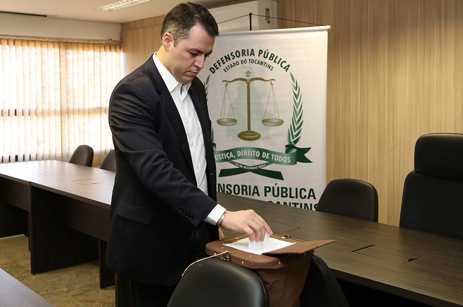 Defensor público geral em exercício, Alexandre Augustus Elias El Zayek, durante votação