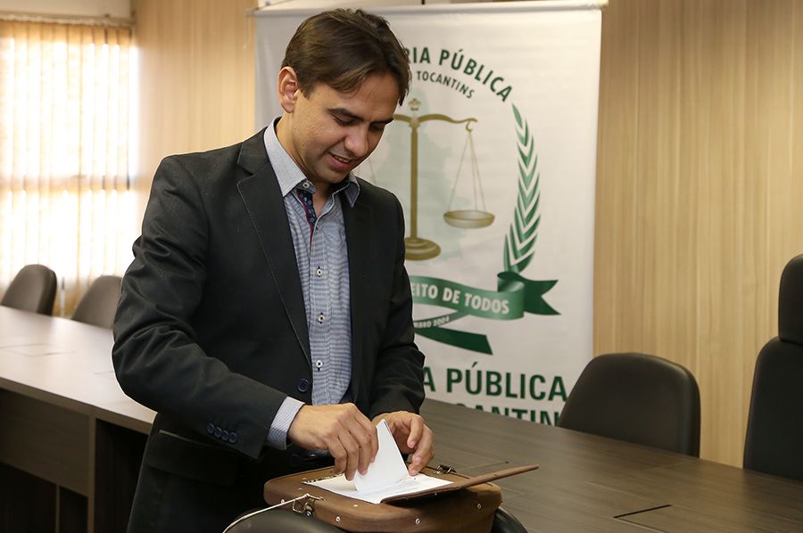 Defensor público Marlon Amorim durante votação