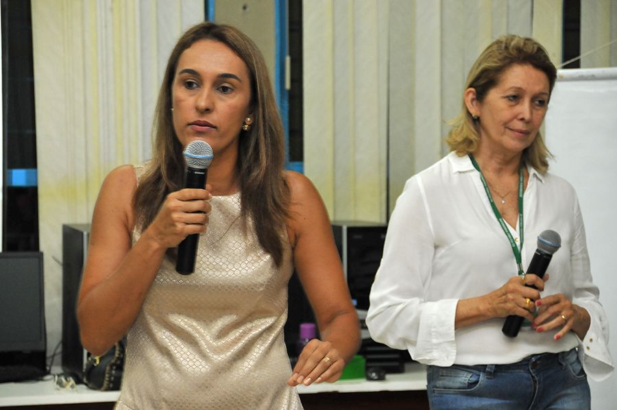 Defensora pública e coordenadora do NUDEM, Vanda Sueli e a assessoria jurídica Catarina Maria durante a palestra