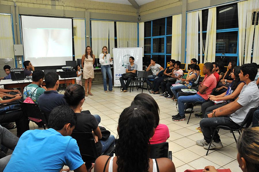 Defensora pública e coordenadora do NUDEM, Vanda Sueli e a assessoria jurídica Catarina Maria durante a palestra
