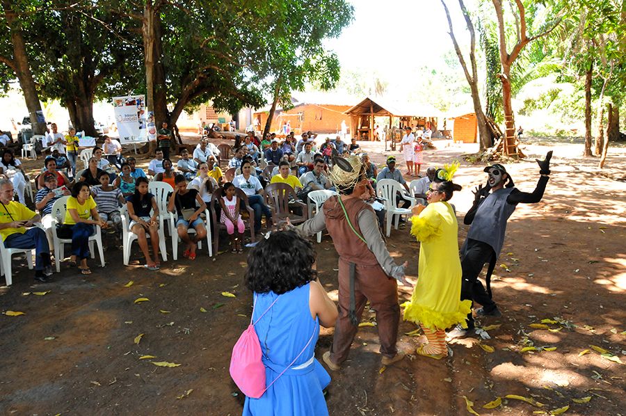 Apresentação do espetáculo da equipe do Grupo de Teatro UM DOIS, em uma parceria com o IDEIA