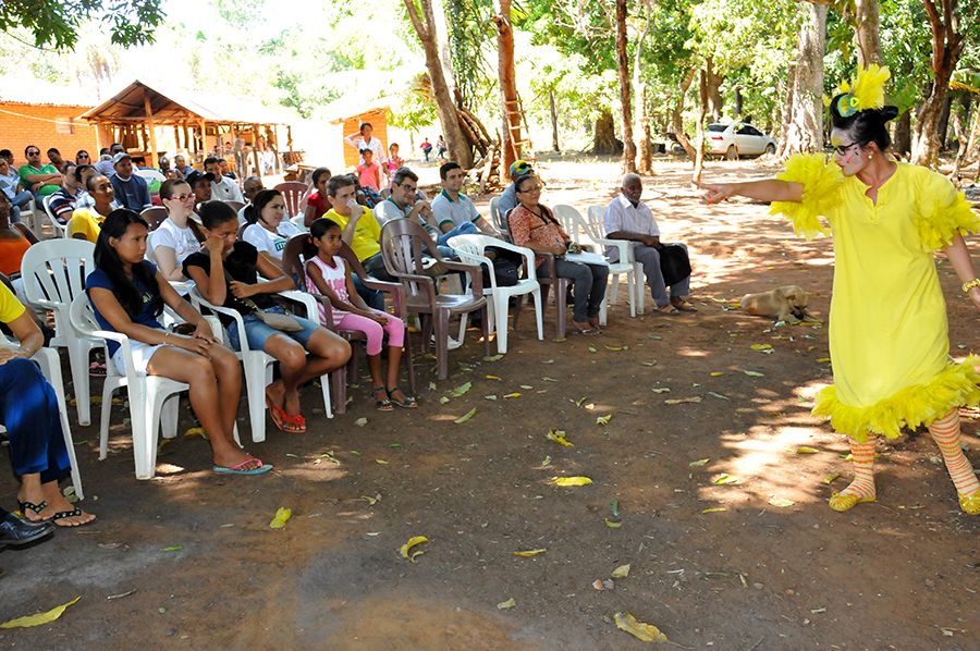 Apresentação do espetáculo da equipe do Grupo de Teatro UM DOIS, em uma parceria com o IDEIA