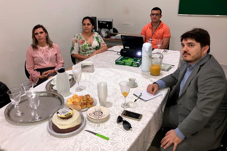Irisneide Ferreira (E) e parte da equipe da DPE-TO com o corregedor-geral da DPES, Edilson Lozer Júnior (D)