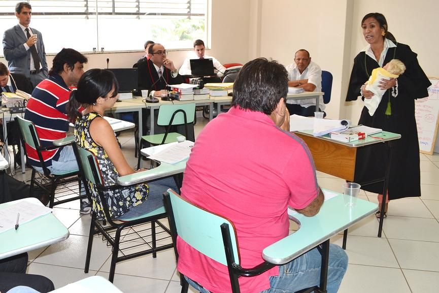 A defensora pública Cristiane Japiassu durante sustentação da Tese de Absolvição para o réu acusado de tentativa de homícido qualificado, uma das qualificadoras seria a vítima ser menor de 14 anos.