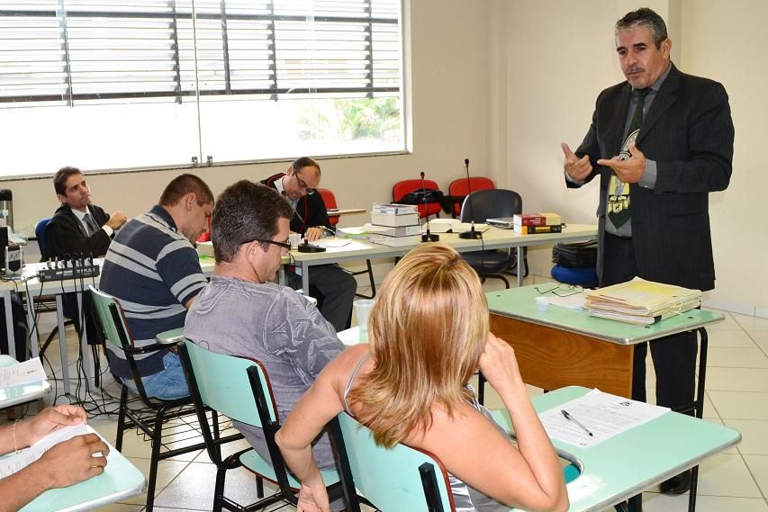 O defensor público Ediney Vieira de Moraes demonstrou que o réu que defendia agiu sobre violenta emoção e injusta provocação da vítima, garantindo o benefício do privilégio para o crime de homícidio.