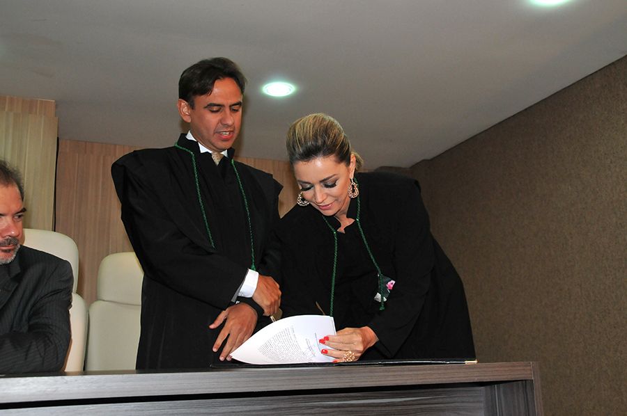 Corregedora geral Estellamaris Postal durante assinatura do Termo de Posse