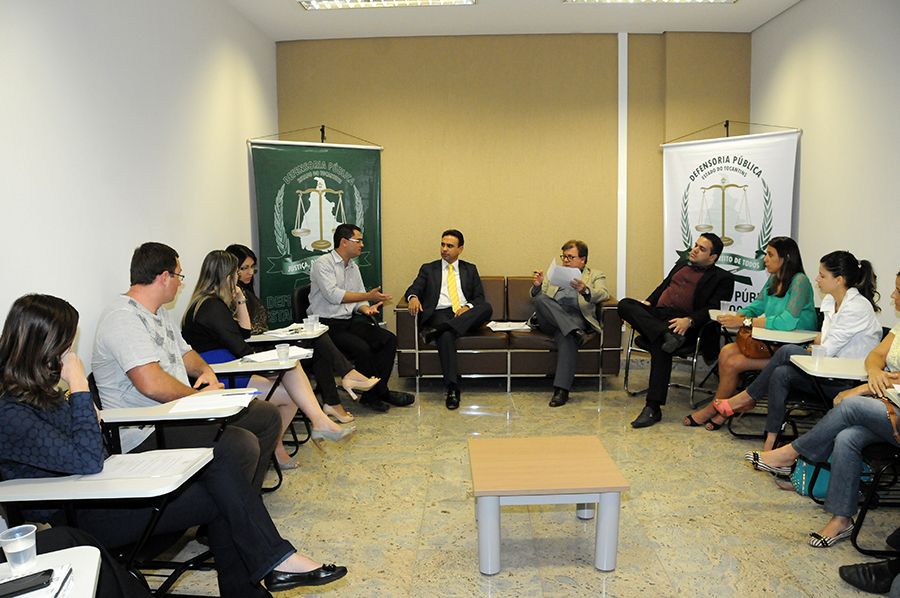 Secretário de Administração, Lúcio Mascarenhas, conversar com os diretores do Sindicato dos Servidores e Defensor Público Geral, Marlon Amorim