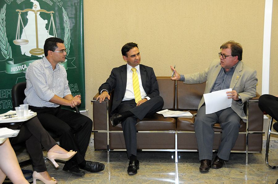 Presidente do sindicato Bruno Labre, defensor público geral, Marlon Amorim e o secretário de administração Lúcio Mascaranhas