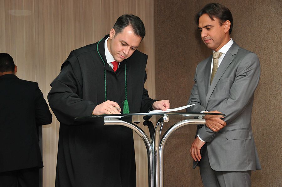 Subdefensor público geral,  Alexandre Augustus Lopes Elias El Zayek durente assinatura do Termo de Posse