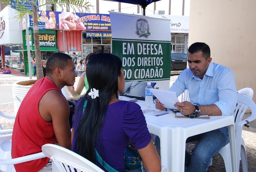 O assessor jurídico do Nudecon, Ádamo Póvoa, coleta informações.