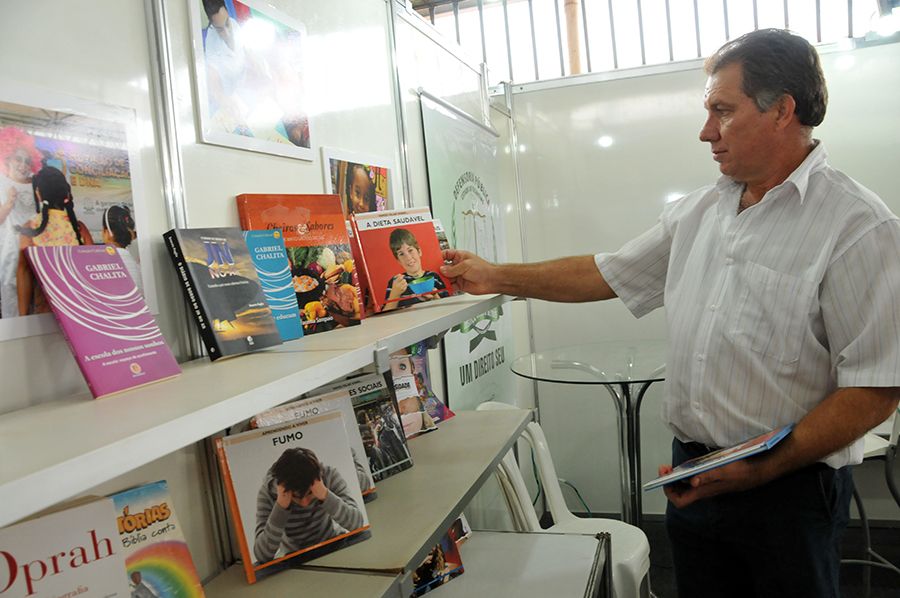 Empresário Irineu Uezaro duarante doação de livros