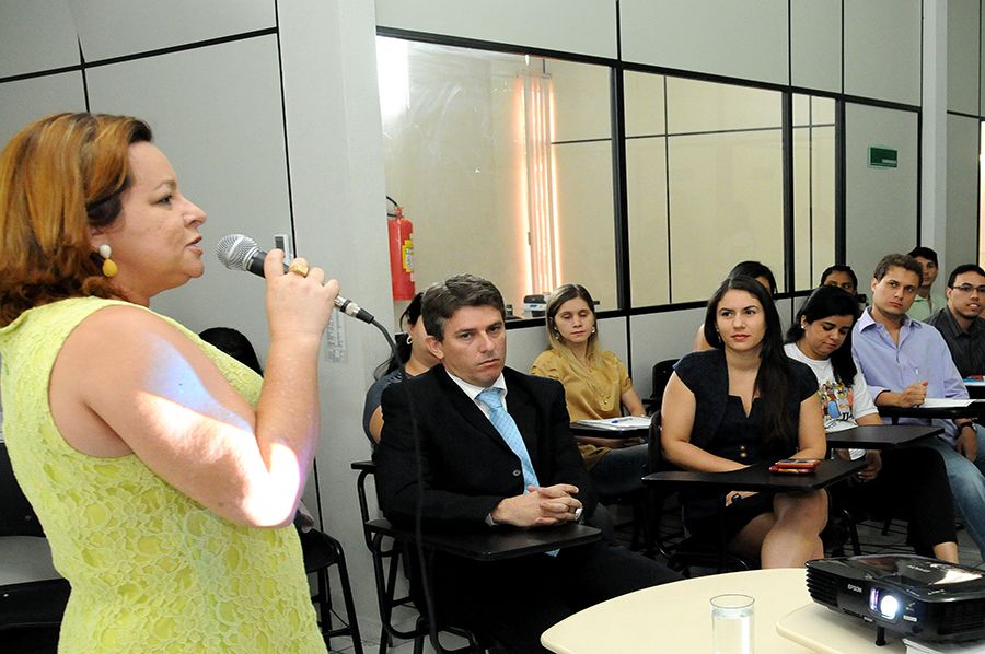 Defensora pública Inália Gomes Batista durante abertura do evento
