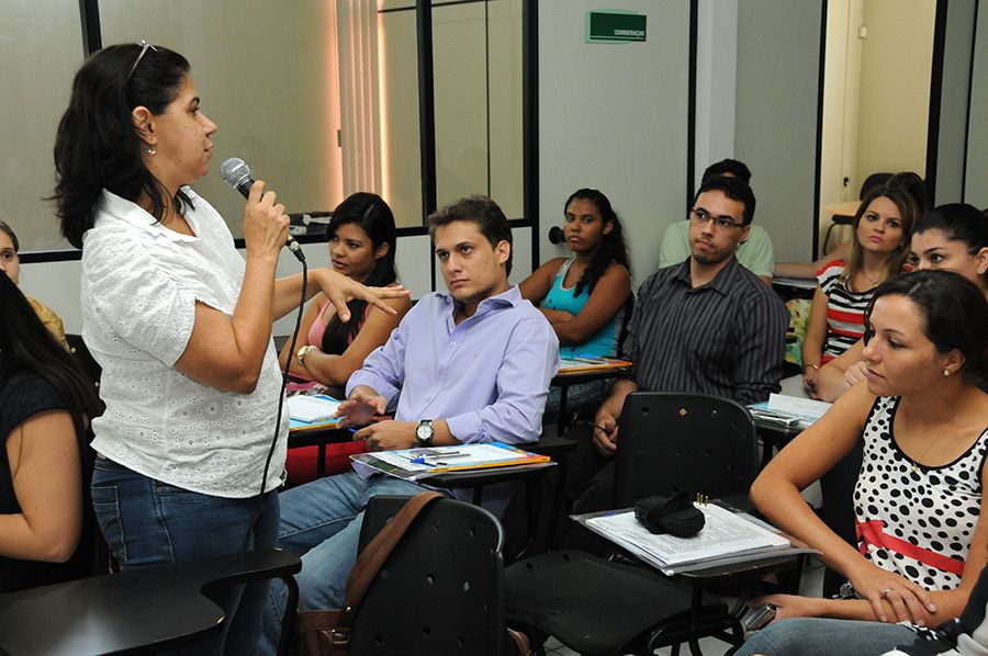 Defensora pública Mary de Fátima Ferreira de Paula durante apresentação