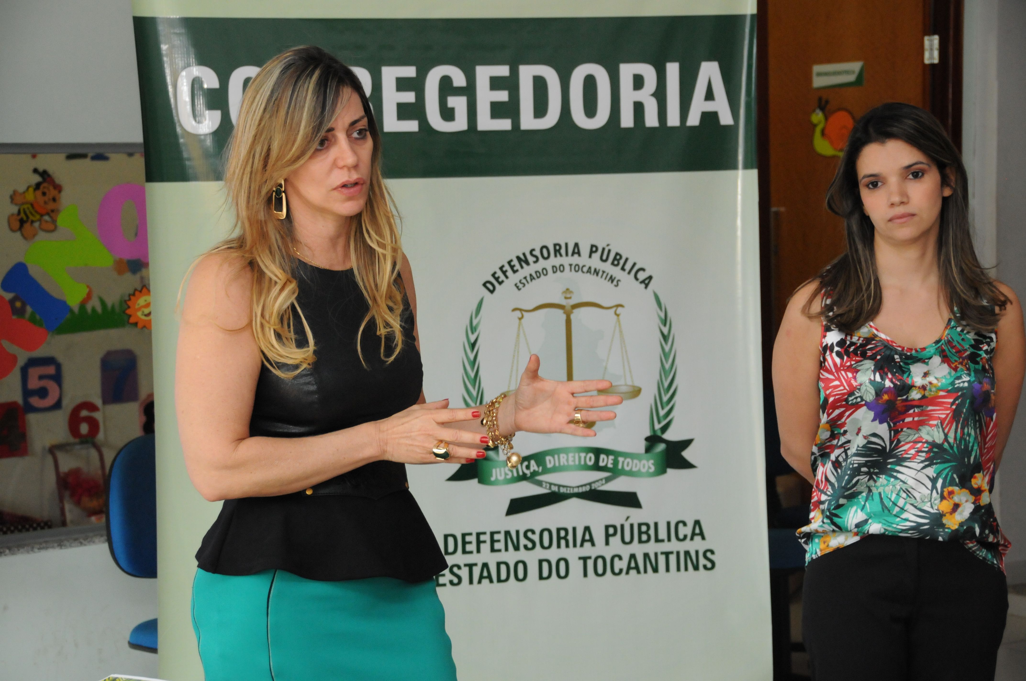 Corregedora-geral, Estellamaris Postal, e diretora regional, ítala Graciella, apresentando o funcionamento da Correição para Servidores