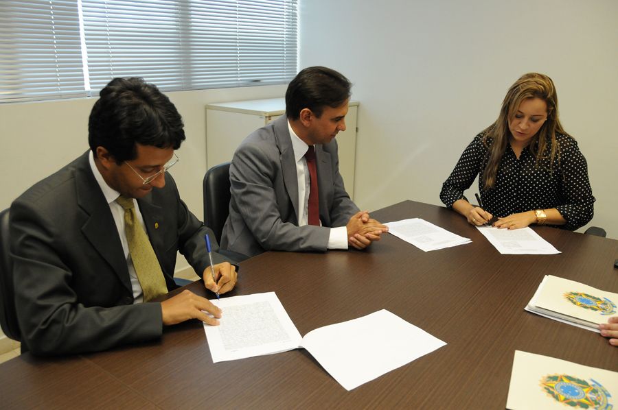 Defensor público geral, Marlon Amorim, (c)  o diretor do Núcleo Regional de Guaraí, defensor Leonardo Coelho, e a superintendente do Patrimônio da União no Estado, Lucilene Lira Alves.