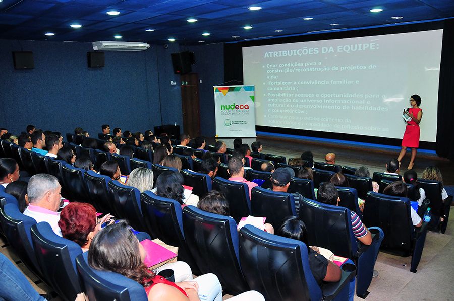 Juíza de Direito da Infância e Juventude da Comarca de Porto Nacional, Hélvia Túlia, durante palestra