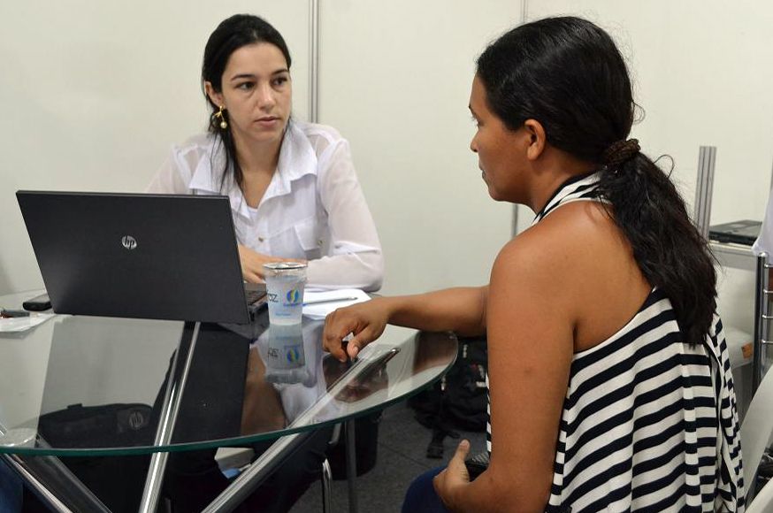 Defensora pública Viviane Lúcia Costa atende Assistida.