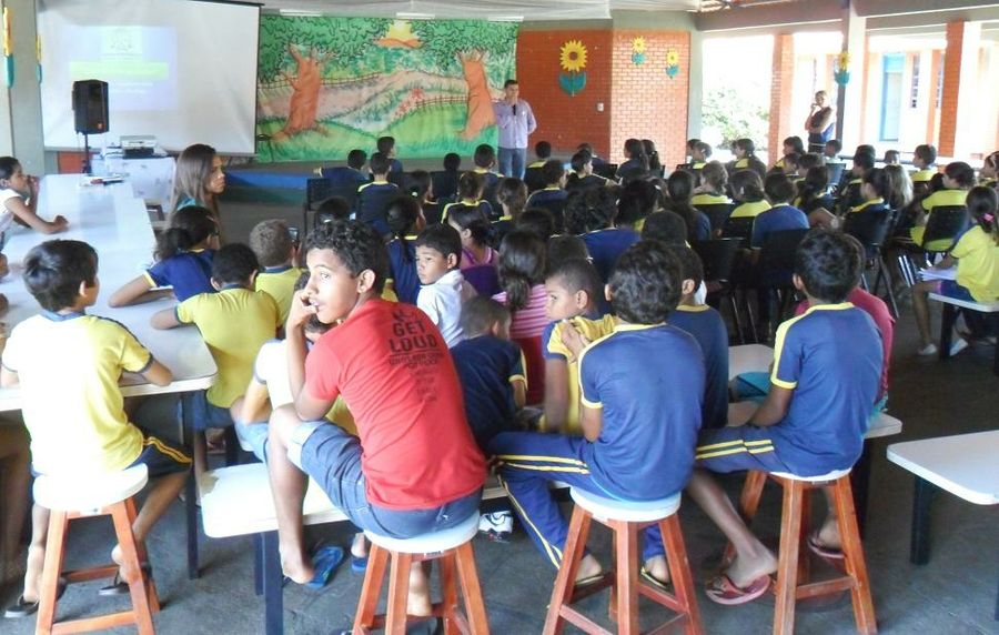 Adolescentes em Araguatins ouvem orientações do assistente social Jean Bezerra.