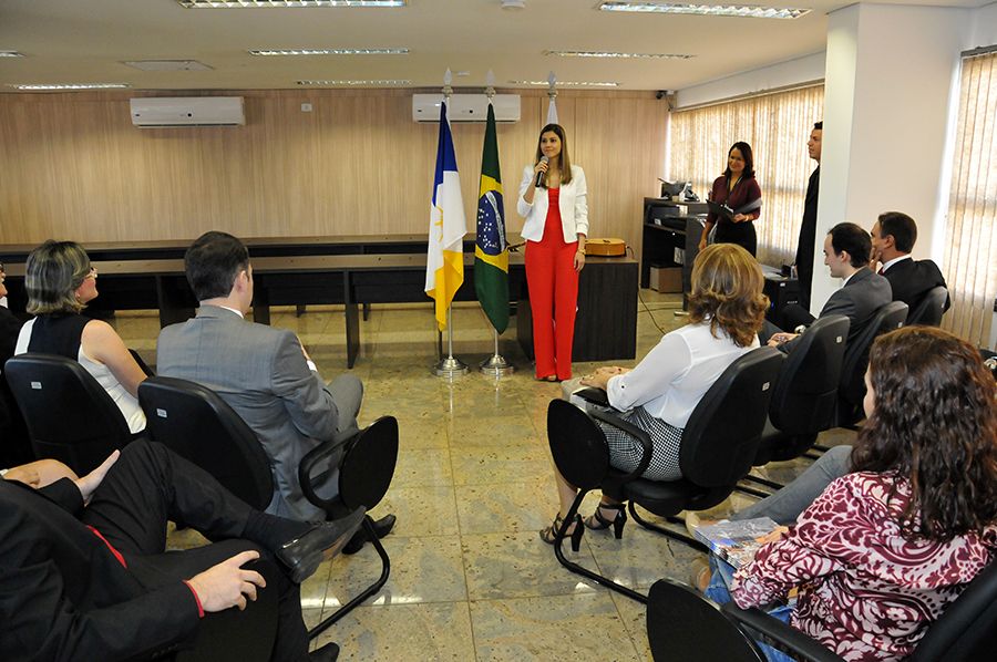 Alana Menezes duante pronunciamento