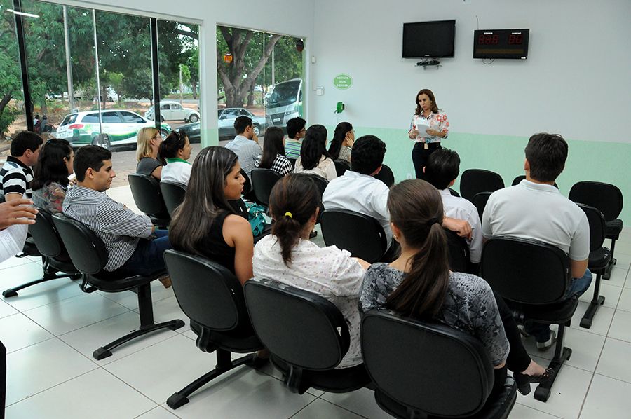 Chefe de gabinete Débora Cristina durante reunião com servidores