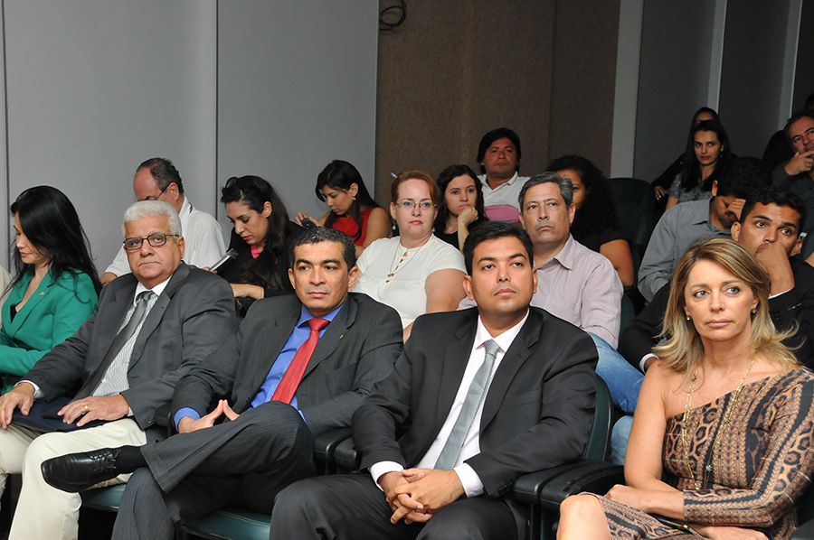 Presidente da comissão de Defesa do Consumidor da OAB, Priscila Costa Martins, Superidentente Procon Estadual Nelito Cavalcante, presente da ADPETO, Neuton Jardim, defensor público Fabrício Brito e a Corregedora-Geral, Estellamaris Postal