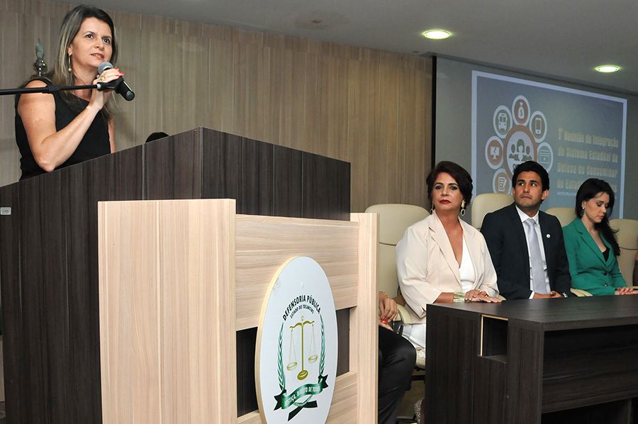 Diretora de Vigilância Sanitária Estadual Gracilane Vicente Aguiar