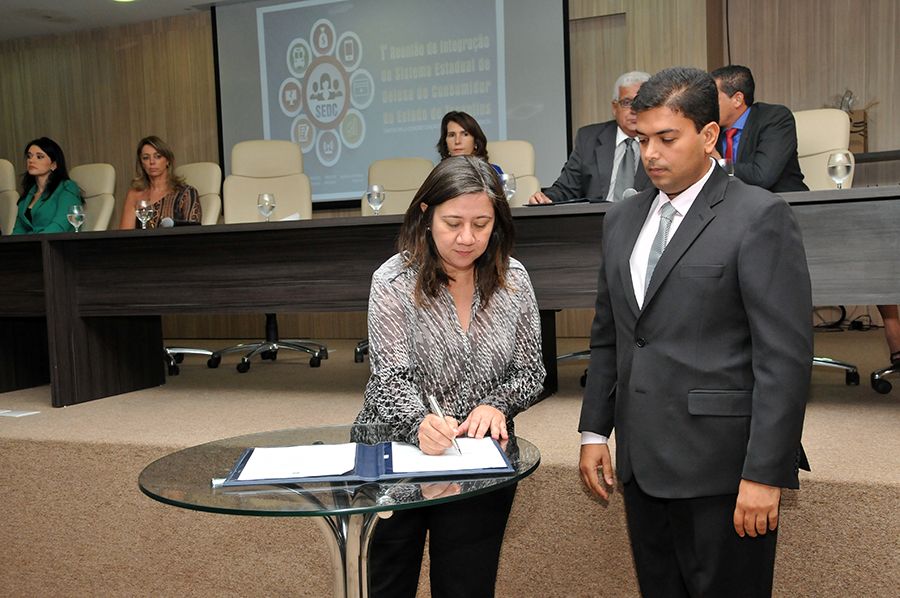 Secretaria Nacional do Consumidor, Juliana Pereira e o defensor público e coordenador do Nudecon, Fabrício Brito durante assinatura
