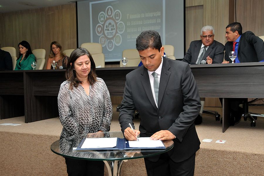 Secretaria Nacional do Consumidor, Juliana Pereira e o defensor público e coordenador do Nudecon, Fabrício Brito durante assinatura