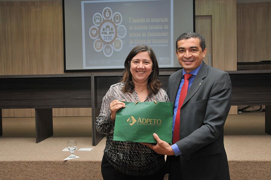 Secretaria Nacional do Consumidor, Juliana Pereira e o defensor público e presidente da ADPETO, Neuton Jardim