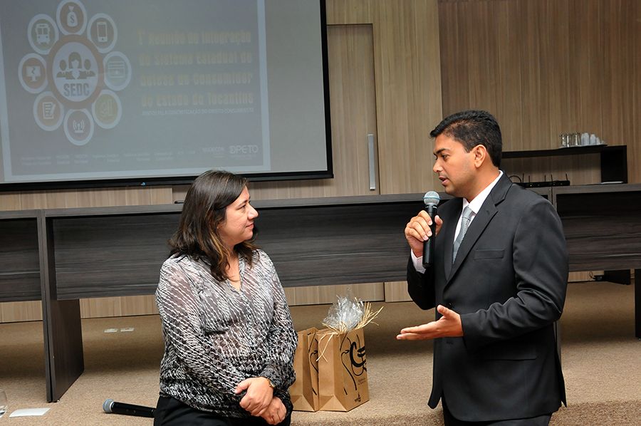 Secretaria Nacional do Consumidor, Juliana Pereira e o defensor público e coordenador do Nudecon, Fabrício Brito