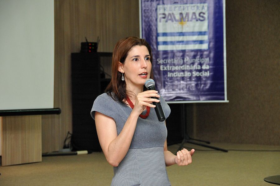 Defensora pública Elydia Leda Barros durante palestra