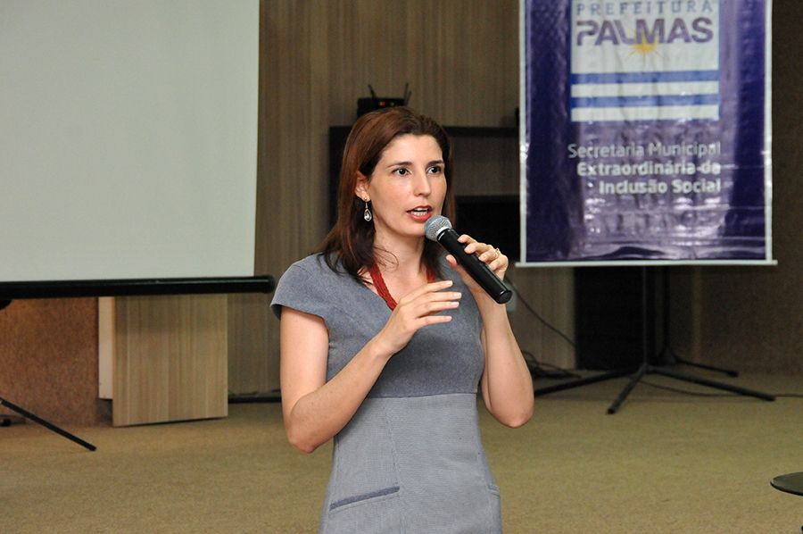 Defensora pública Elydia Leda Barros durante palestra