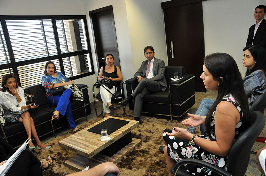(esq.p/dir.)Defensorias públicas Elianeth Gláucia de Oliveira, Danielle Dorileo, assistente social Eluidil Fontes , defensor público geral, Marlon Amorim, Lane Ruth e a defensora pública e coordenadora do Projeto Justiça Comunitária Luciana Oliani