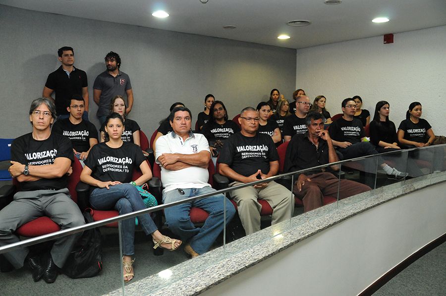 Servidores da defensoria durante votação
