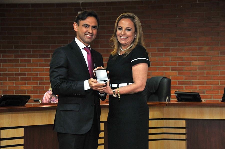 Defensor público geral, Marlon Amorim e a presidente do Tribunal de Juatiça Angela Prudente  durante homenagem