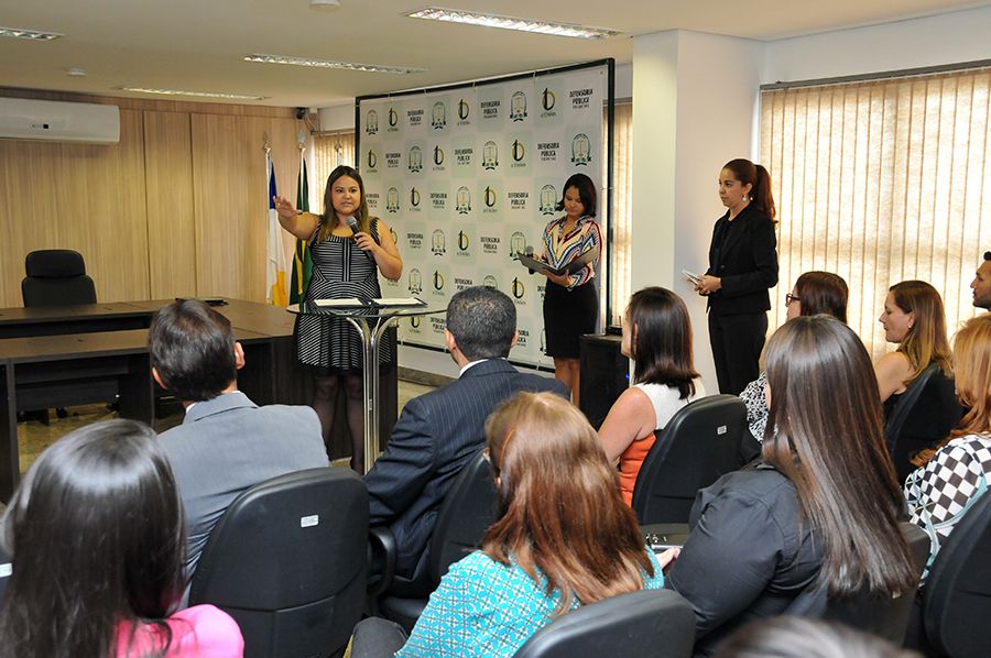 Defensora pública Pollyanna Águeda durante juramento de posse