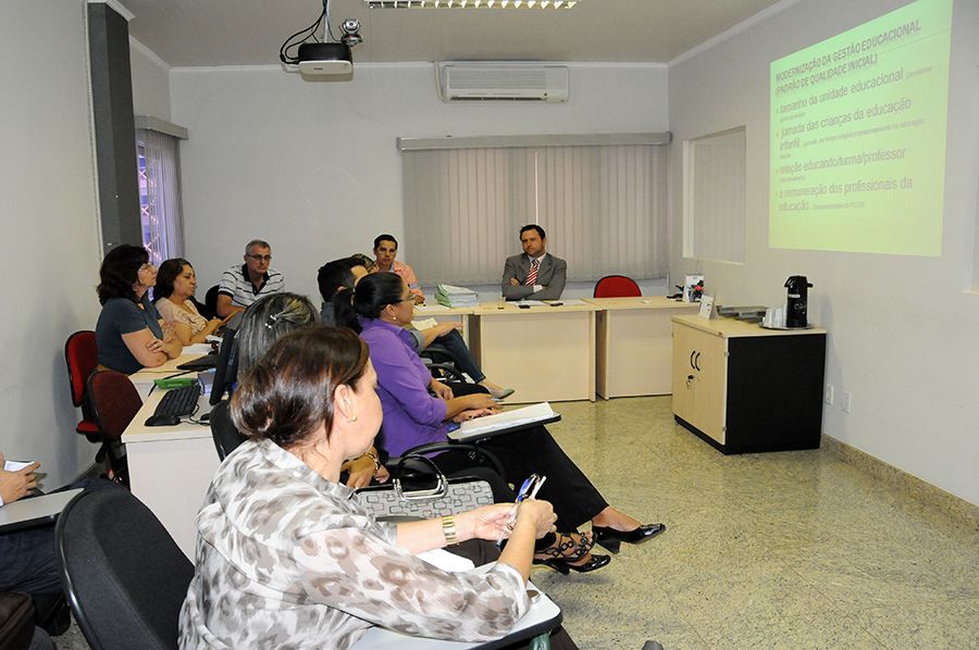 Defensor público Arthur Luis Pádua durante explanação