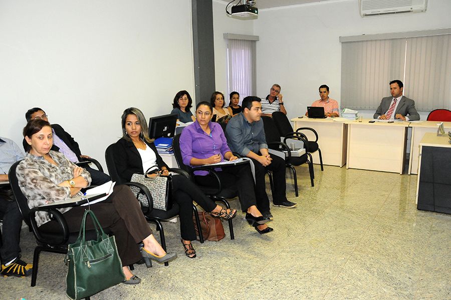 Defensor público Arthur Luis Pádua durante explanação
