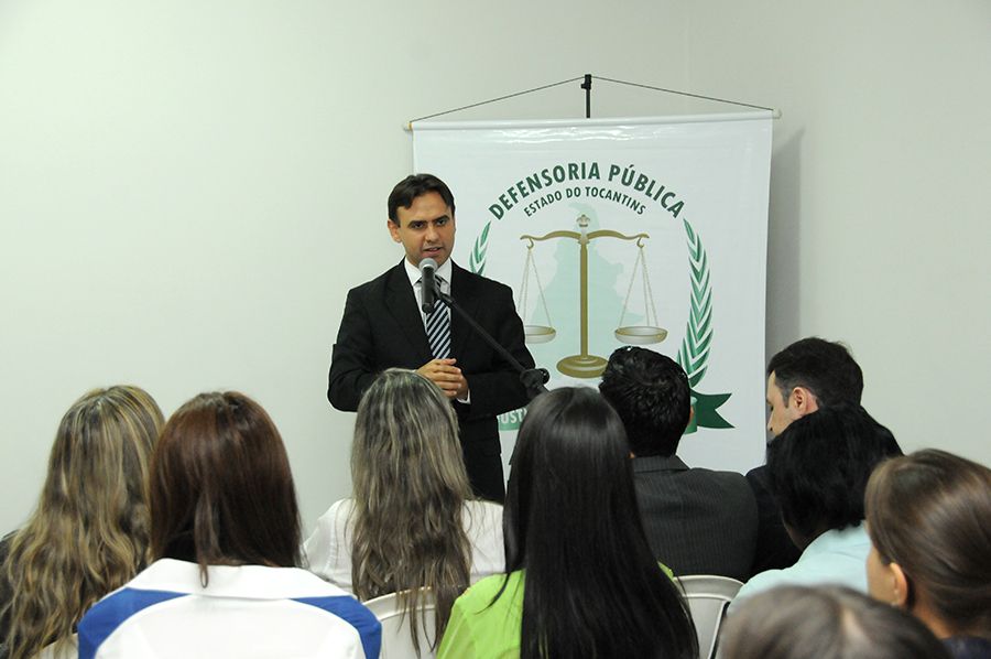 Defensor público geral, Marlon Amorim, durante pronunciamento